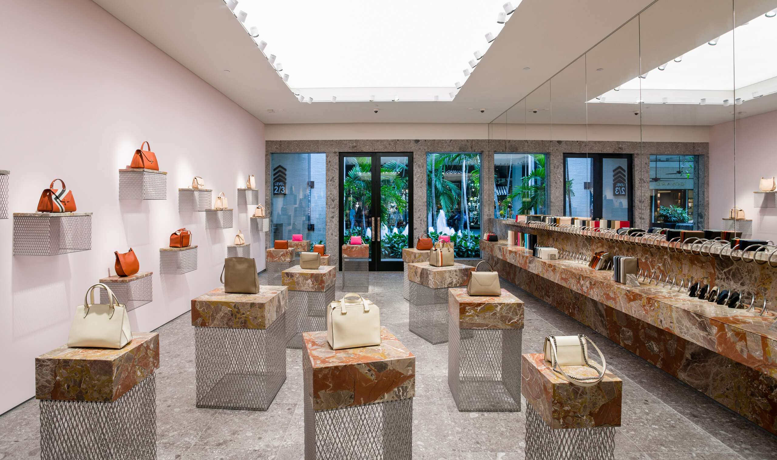 441_Valextra_02_Cropped